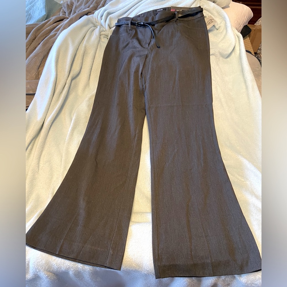 Apt 9 NWT Curvy Fit Size 10 Boot cut trouser/dress pants, gray, belt included.